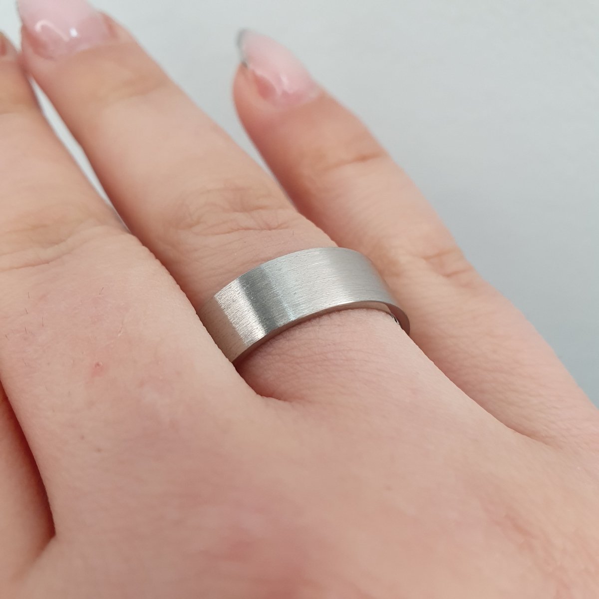 Förlovningsring i titan, matt design