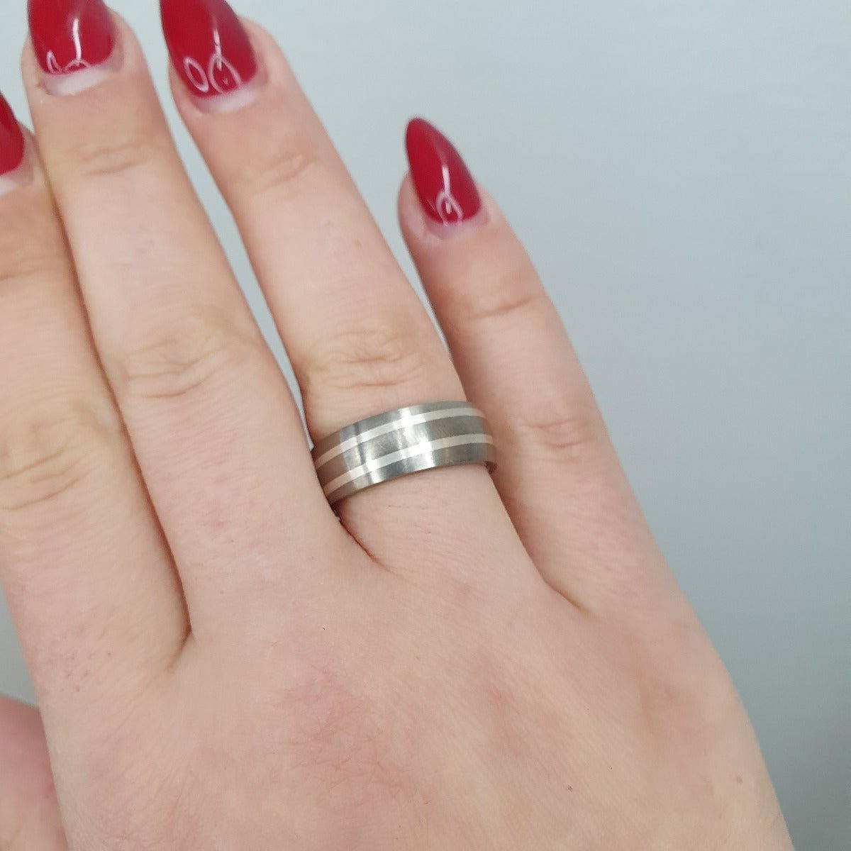 Förlovningsring i silver och titan, randig och mattslipad