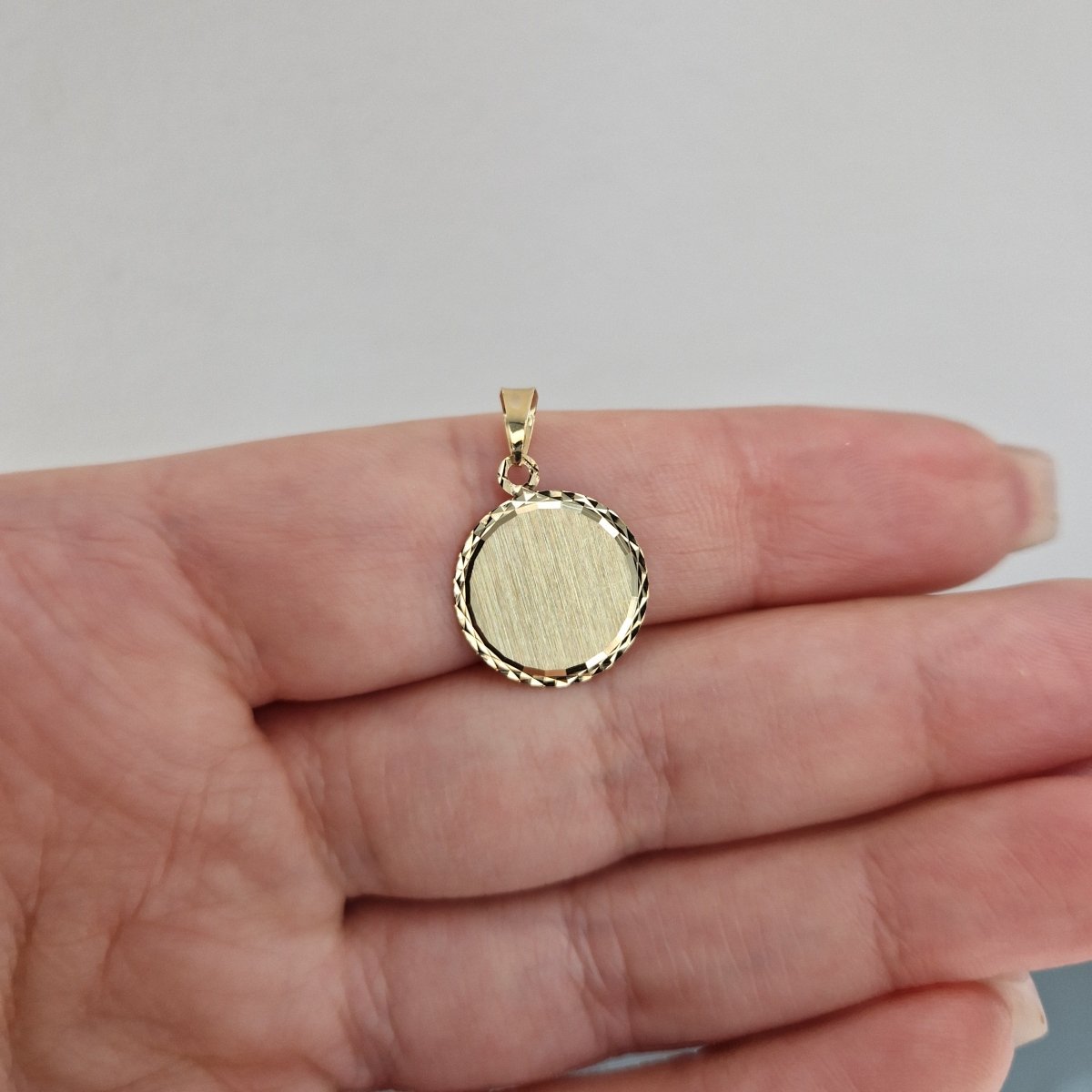 Gravyrbricka matt med facetterad design