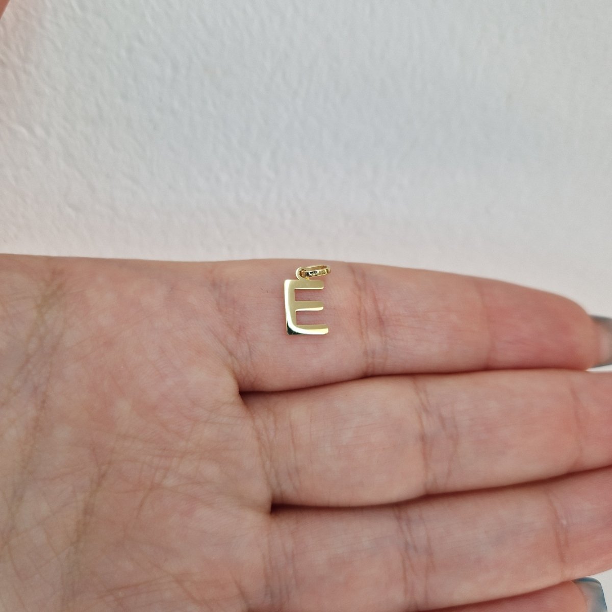 Hängsmycke bokstav E i 18k guld, rak design