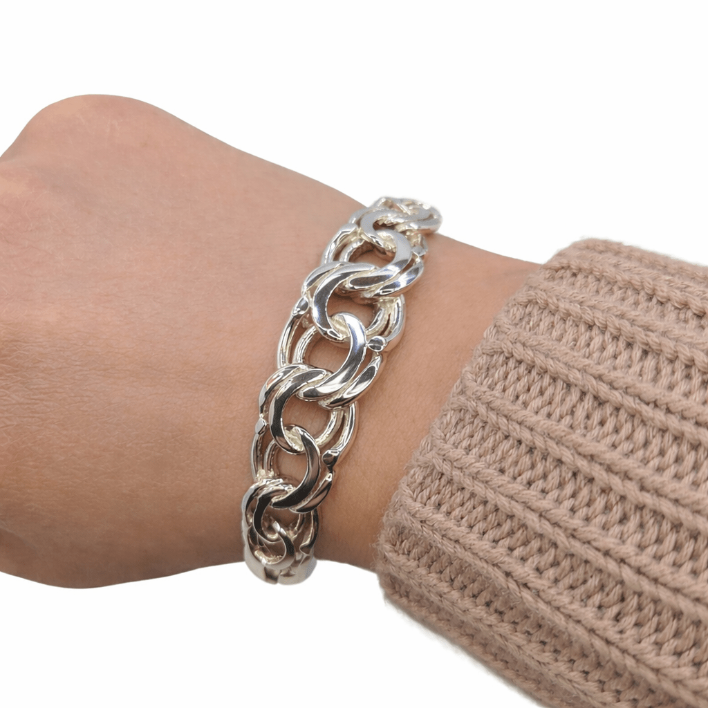 Bismarck armring i sterling silver på kunds hand