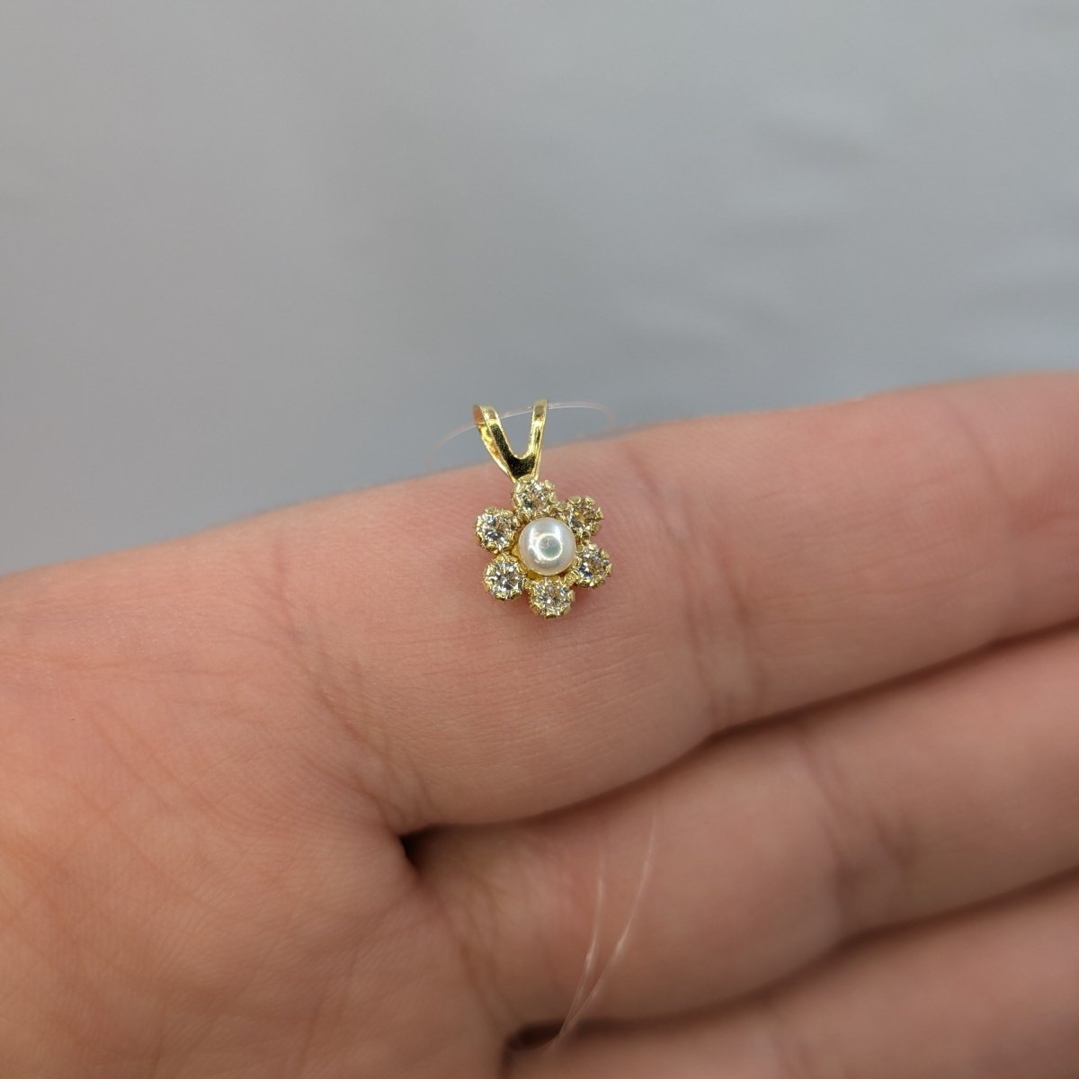 Hängsmycke blomma i 18k guld med kristaller