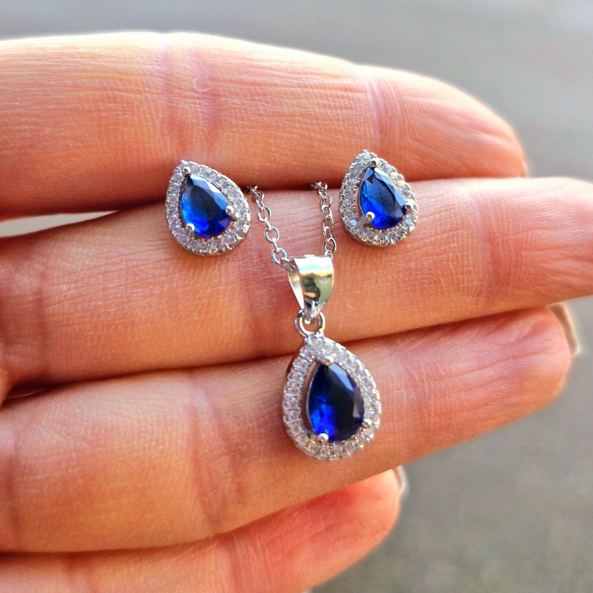 Carmose SET Blå med örhängen och ett halsband i äkta silver 925.