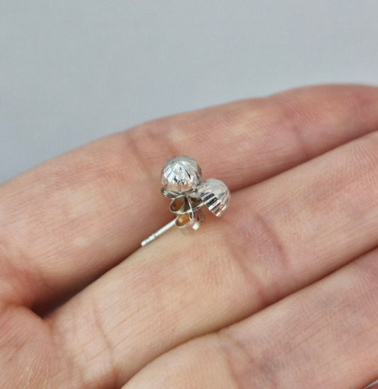 Facetterade Runda Örhängen 18k Vitguld