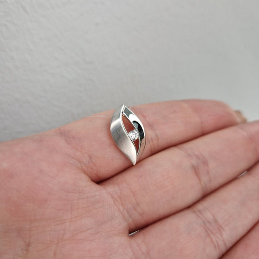 Fint hängsmycke i 18k vitguld