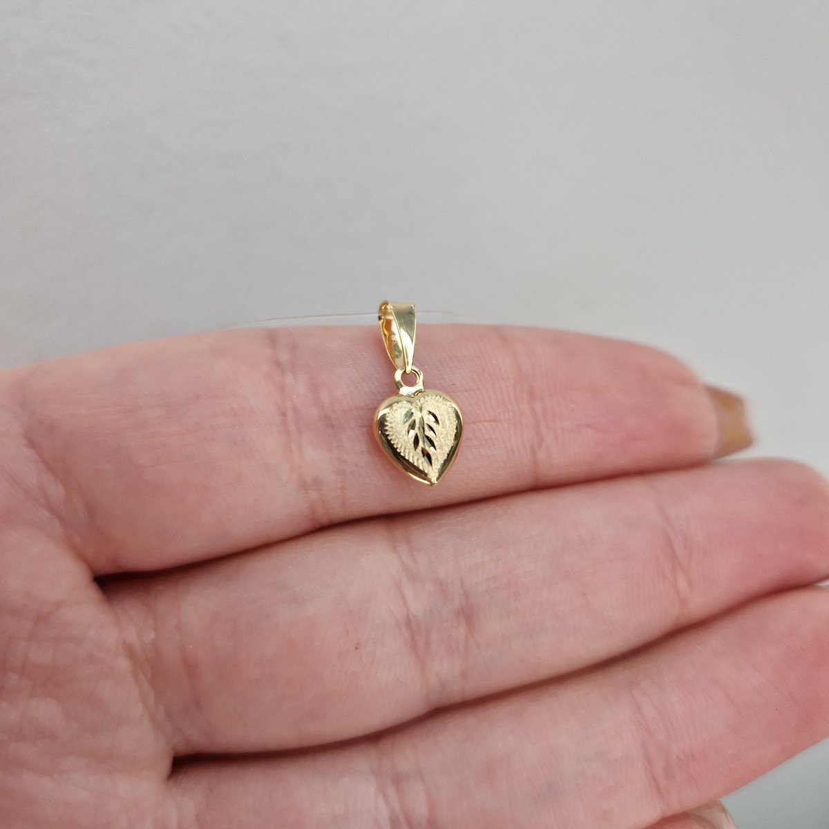 Hängsmycke litet hjärta graverat 18k guld