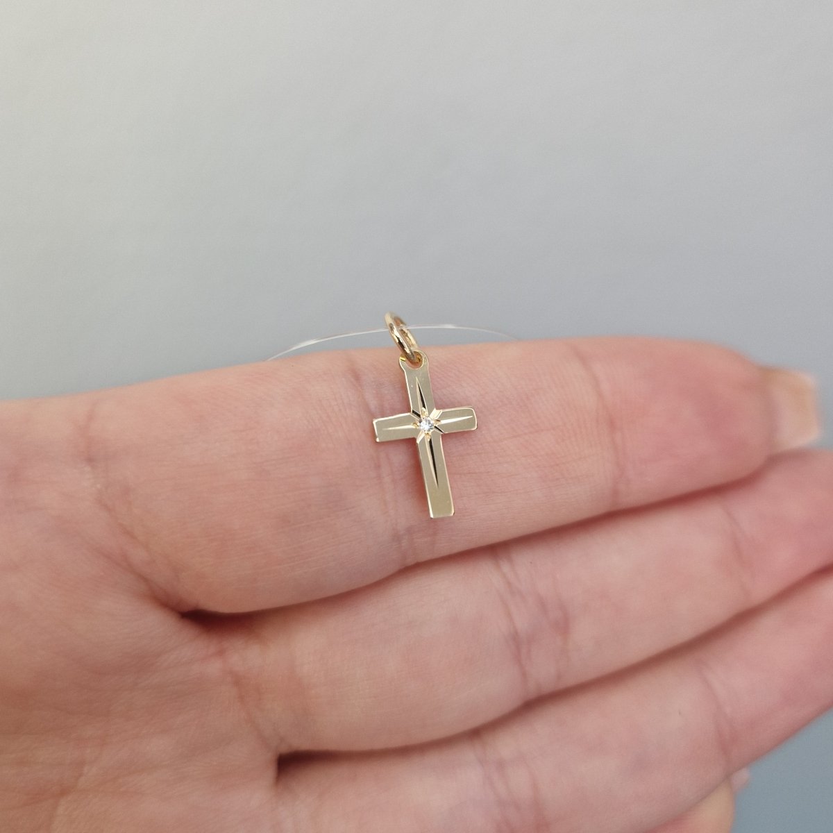 Guld kors facetterad 13x9mm med sten