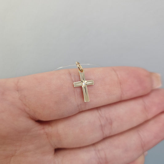 Guld kors facetterad 13x9mm med sten