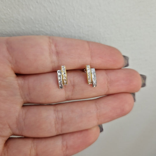 Guldörhängen 2 stav två färgat guld med kristaller