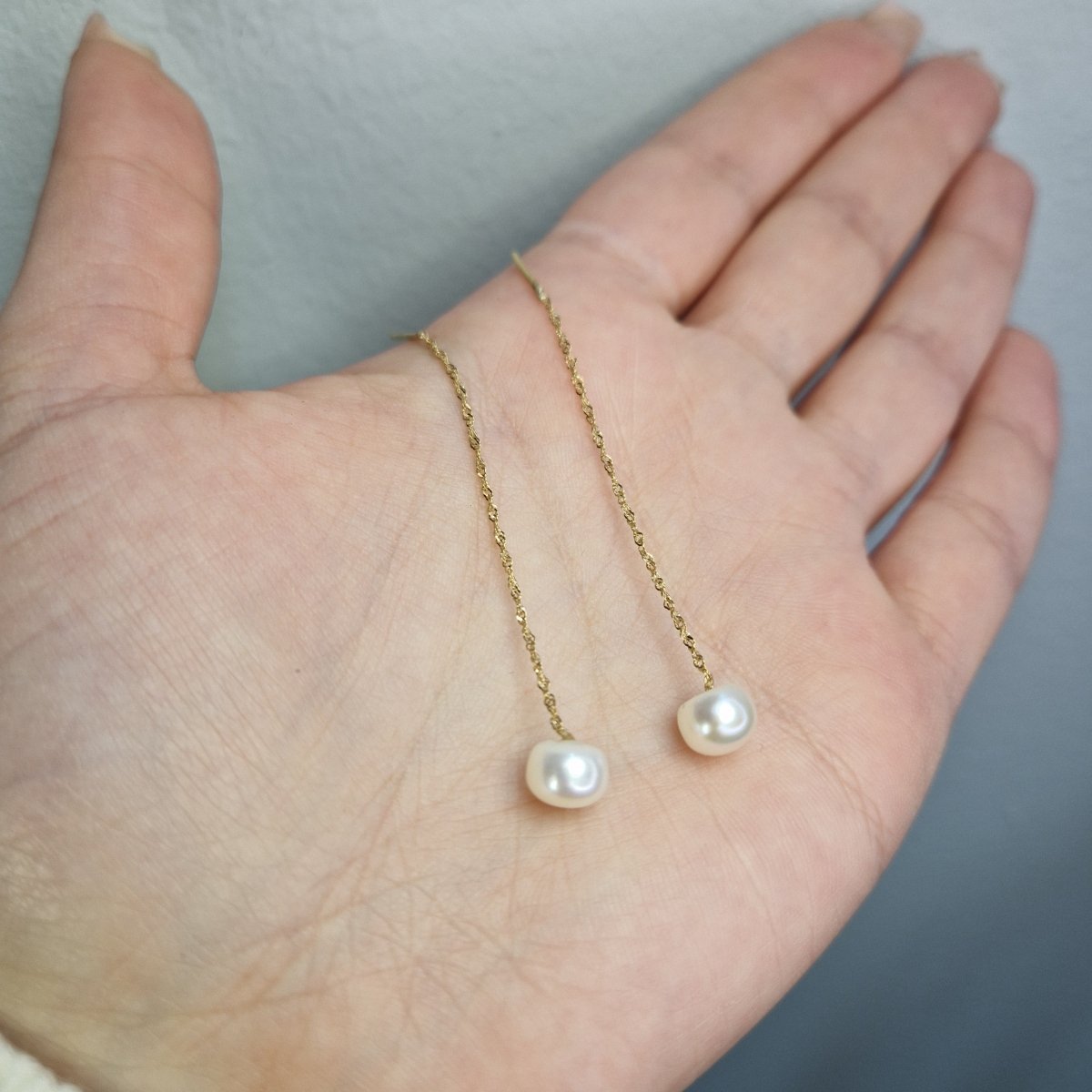 Hängande dra igenom örhängen med sötvattenspärla