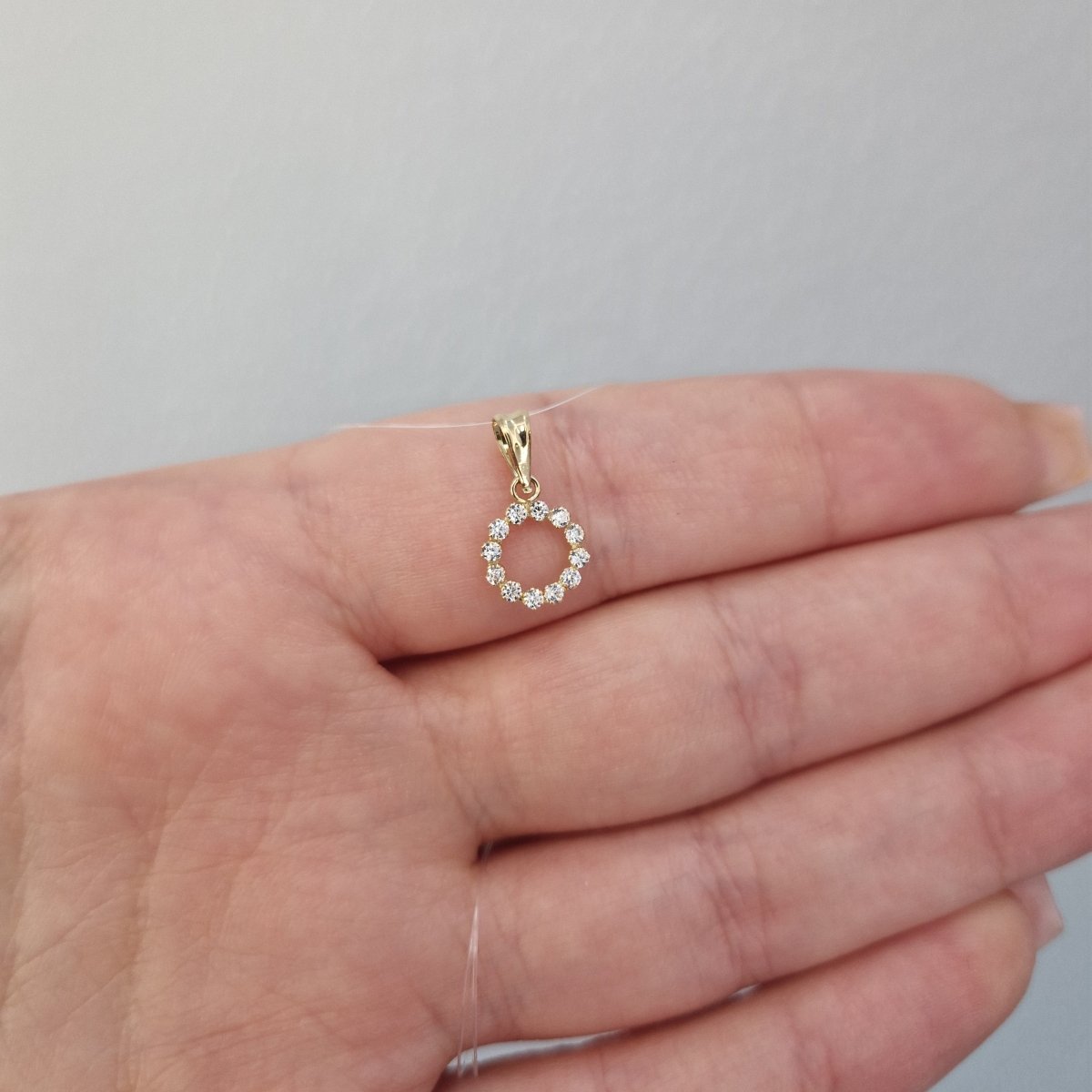 Hänge 18k guld - Infattade vita stenar i en cirkel