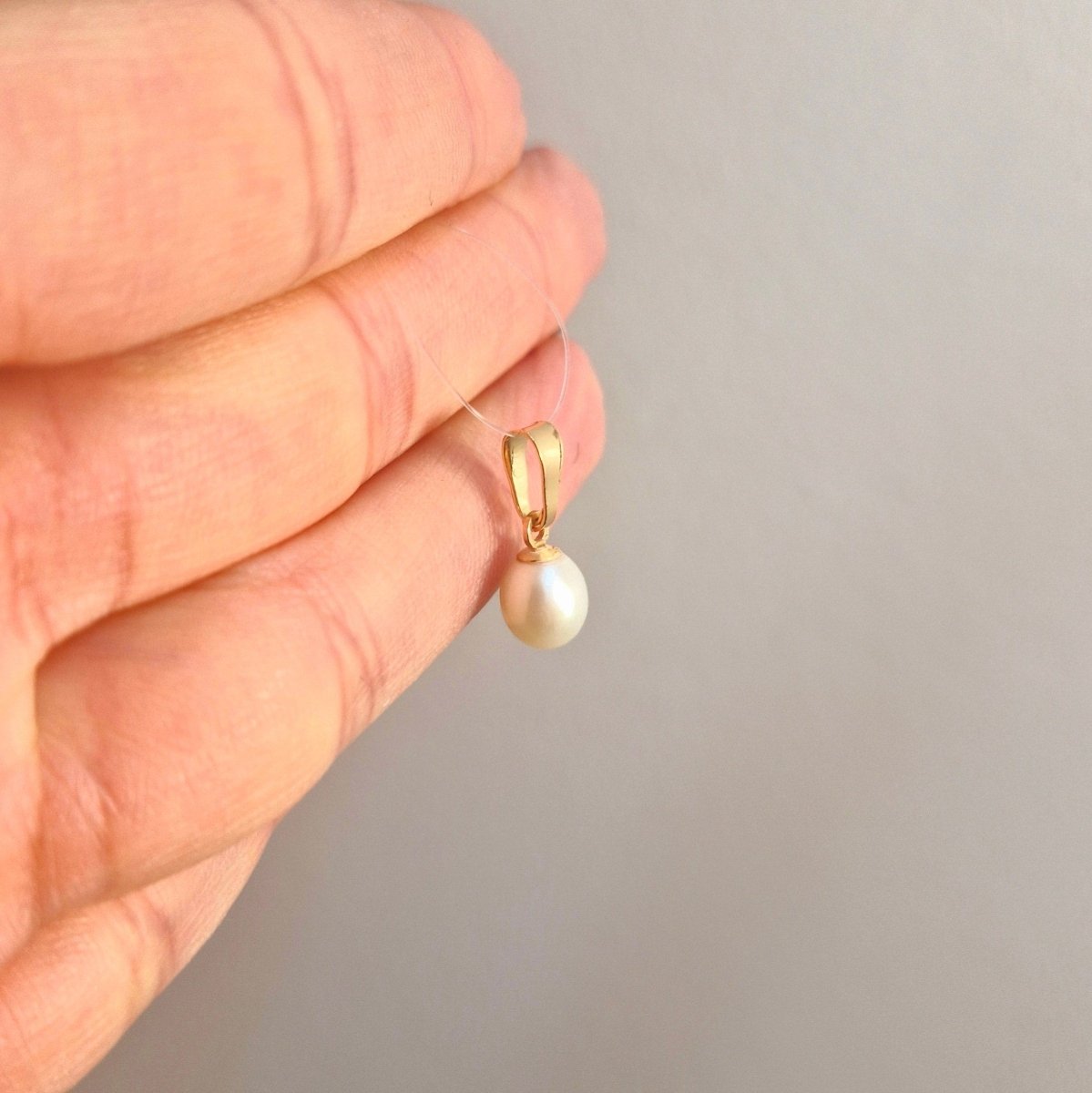 Vackert hängsmycke i 18k guld med sötvatten pärla.