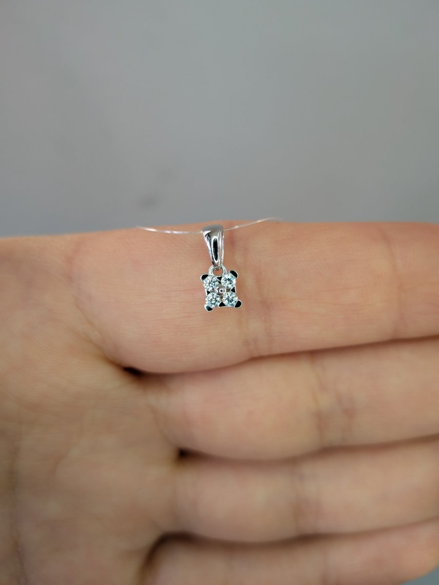 Hänge fyrkantig i 18k vitguld med små stenar