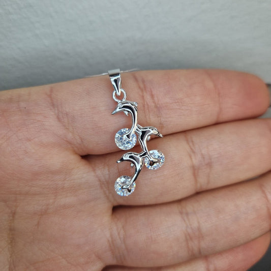 Hängsmycke med delfiner i silver