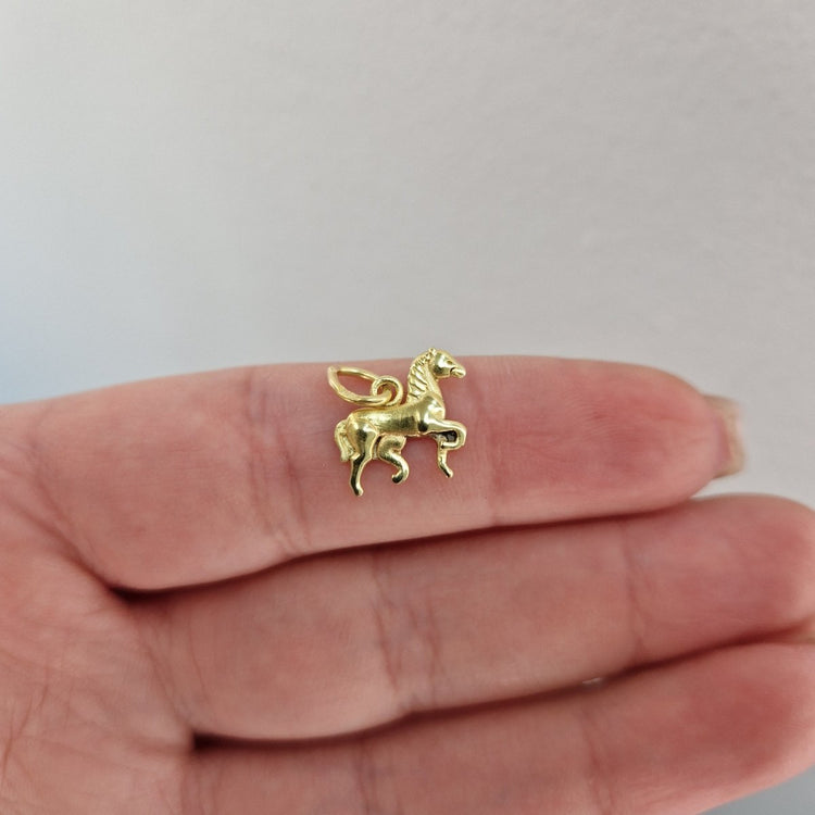 Hängsmycke häst i äkta guld