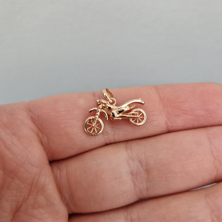 Hängsmycke motocross i rosé guld