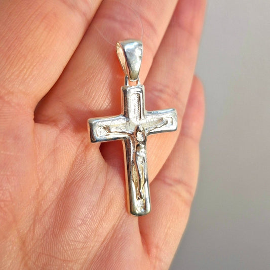 Kors med Isa ett detaljerat silverkors med Jesus. Korset tillverkat i sterling silver.