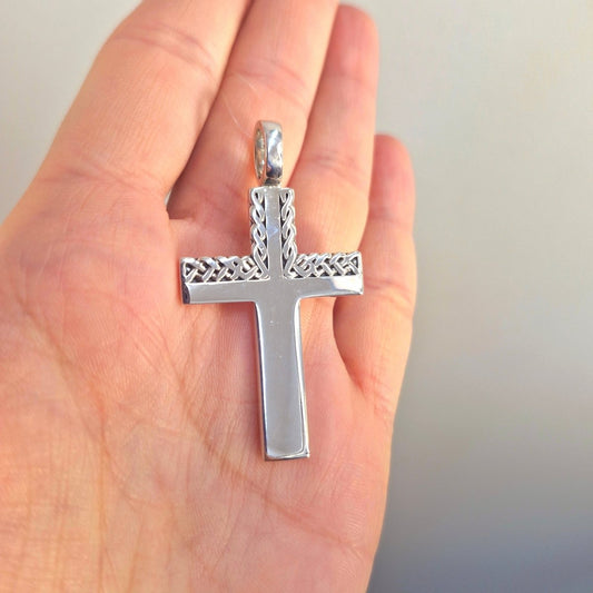 Snyggt silver kors med svart inlägg. Celtic mönster, Detta korset är tillverkat i sterling silver.