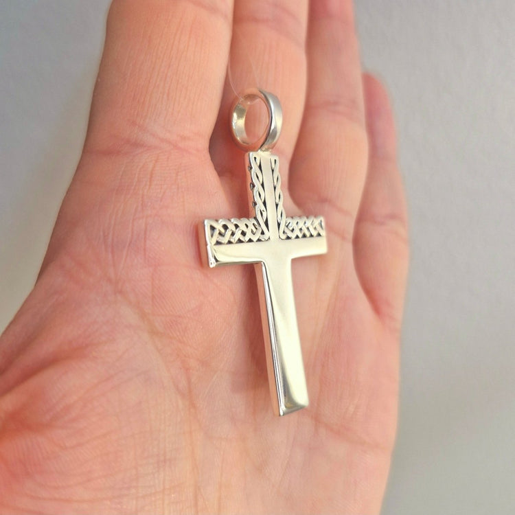 Snyggt silver kors med svart inlägg. Celtic mönster, Detta korset är tillverkat i sterling silver.