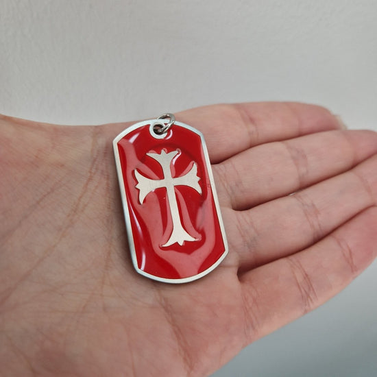 Olika hängsmycken i stål