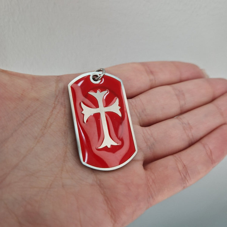 Olika hängsmycken i stål