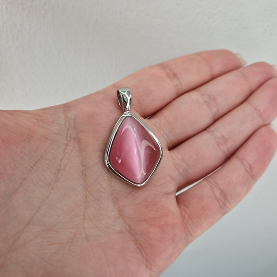 Olika hängsmycken i stål