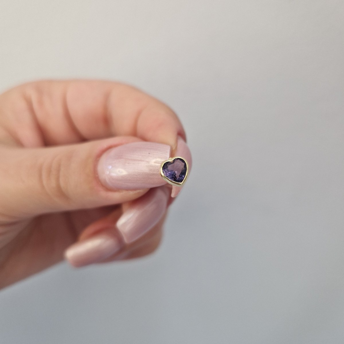 Örhängen 18k guld hjärt formad lila sten