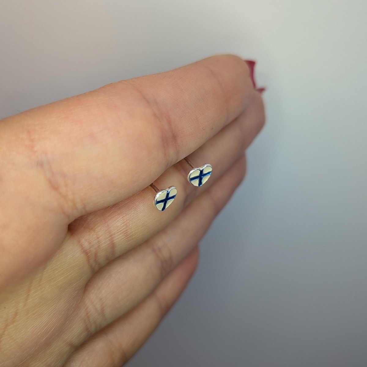Örhängen hjärtformade i äkta silver. Finska flaggan i design med vit och blå emalj