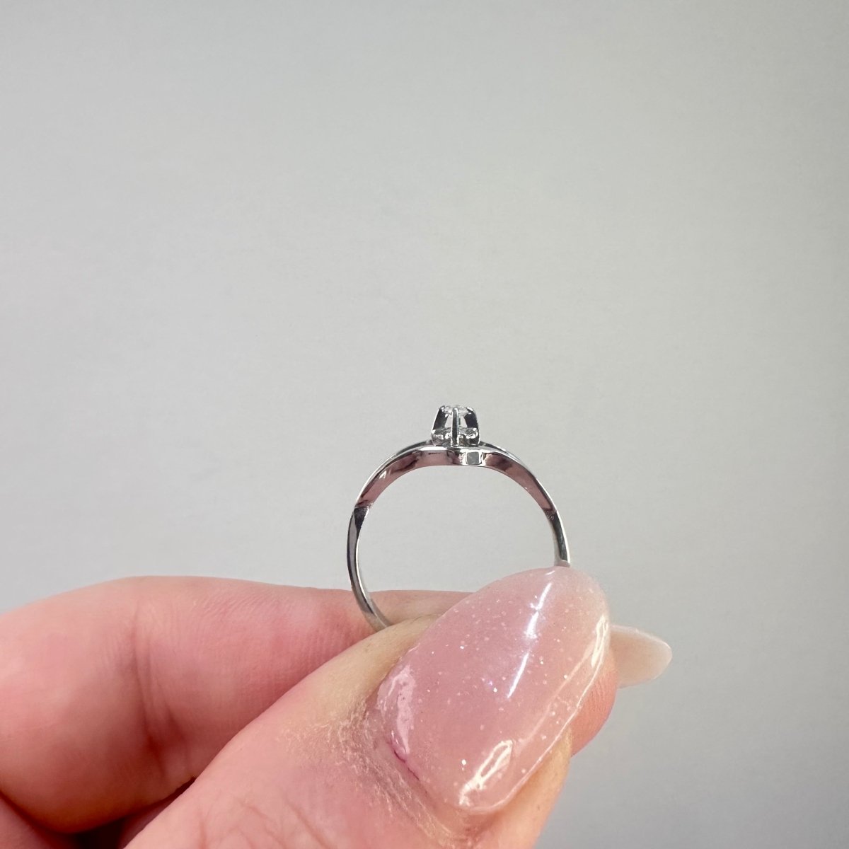 Ring i vitguld med upphöjd diamant