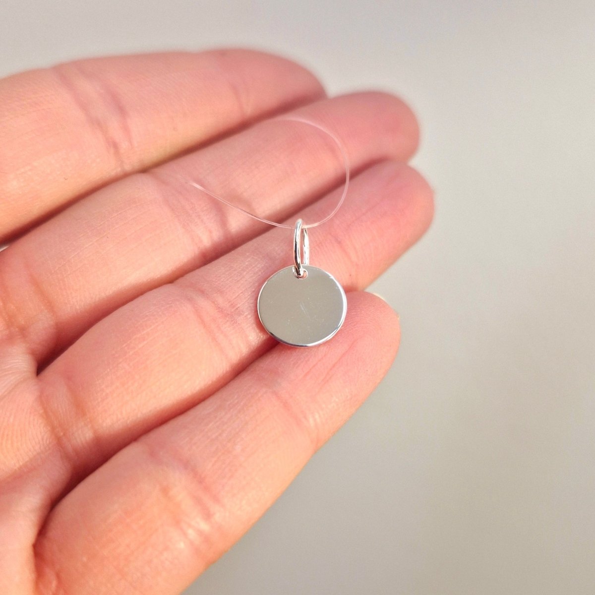 Rondell i äkta silver. Slät, rund, platta och blankpolerad. Gravyrbar - lägg till önskad gravering vid beställning.