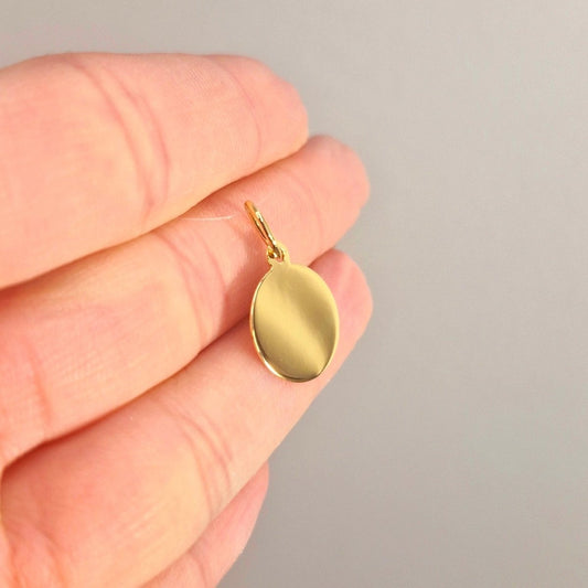 Rondell i förgyllt silver 925. Slät, rund, platta och blankpolerad. Gravyrbar - lägg till önskad gravyr vid beställning.