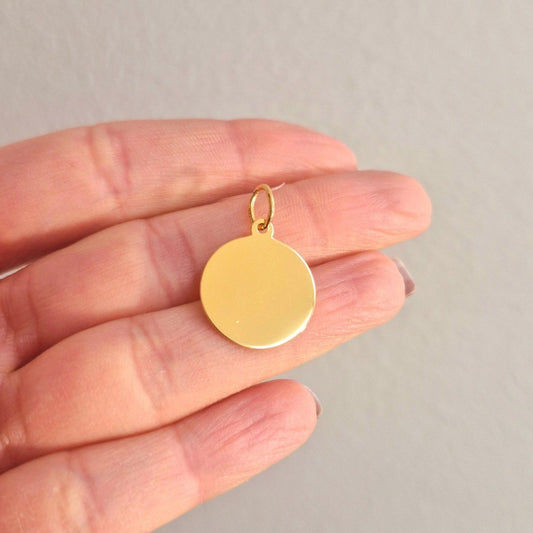 Rondell i förgyllt silver 925. Slät, rund, platta och blankpolerad. Gravyrbar - lägg till önskad gravyr vid beställning. Finns att välja mellan tre olika storlekar.