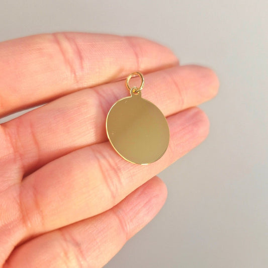 Rondell i förgyllt silver 925. Slät, rund, platta och blankpolerad. Gravyrbar - lägg till önskad gravyr vid beställning. Finns att välja mellan tre olika storlekar.