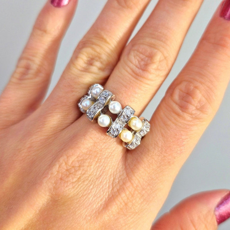 Ring i äkta silver med pärlor och cubic zirconia stenar. 18k vitgulds pläterad för extra fin lyster.