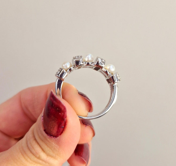 Ring i äkta silver med pärlor och cubic zirconia stenar. 18k vitgulds pläterad för extra fin lyster.