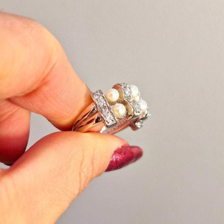 Ring i äkta silver med pärlor och cubic zirconia stenar. 18k vitgulds pläterad för extra fin lyster.