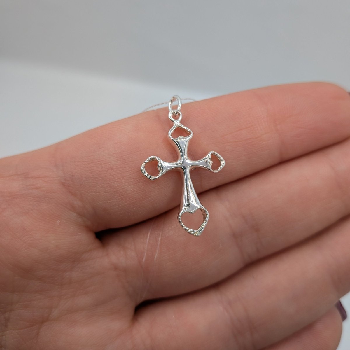 Silverkors blank med genombrutna hjärtan