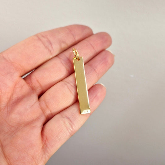 Stav i förgyllt silver 925 med en tjocklek med 1,5mm. Lägg till önskad gravering vid beställning.