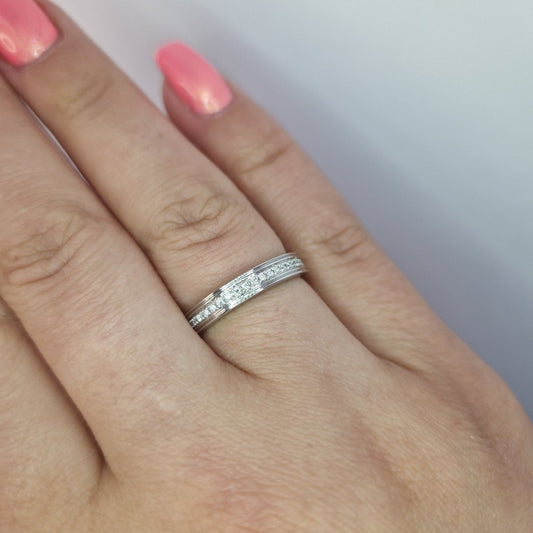 Vitguld ring med 23 diamanter
