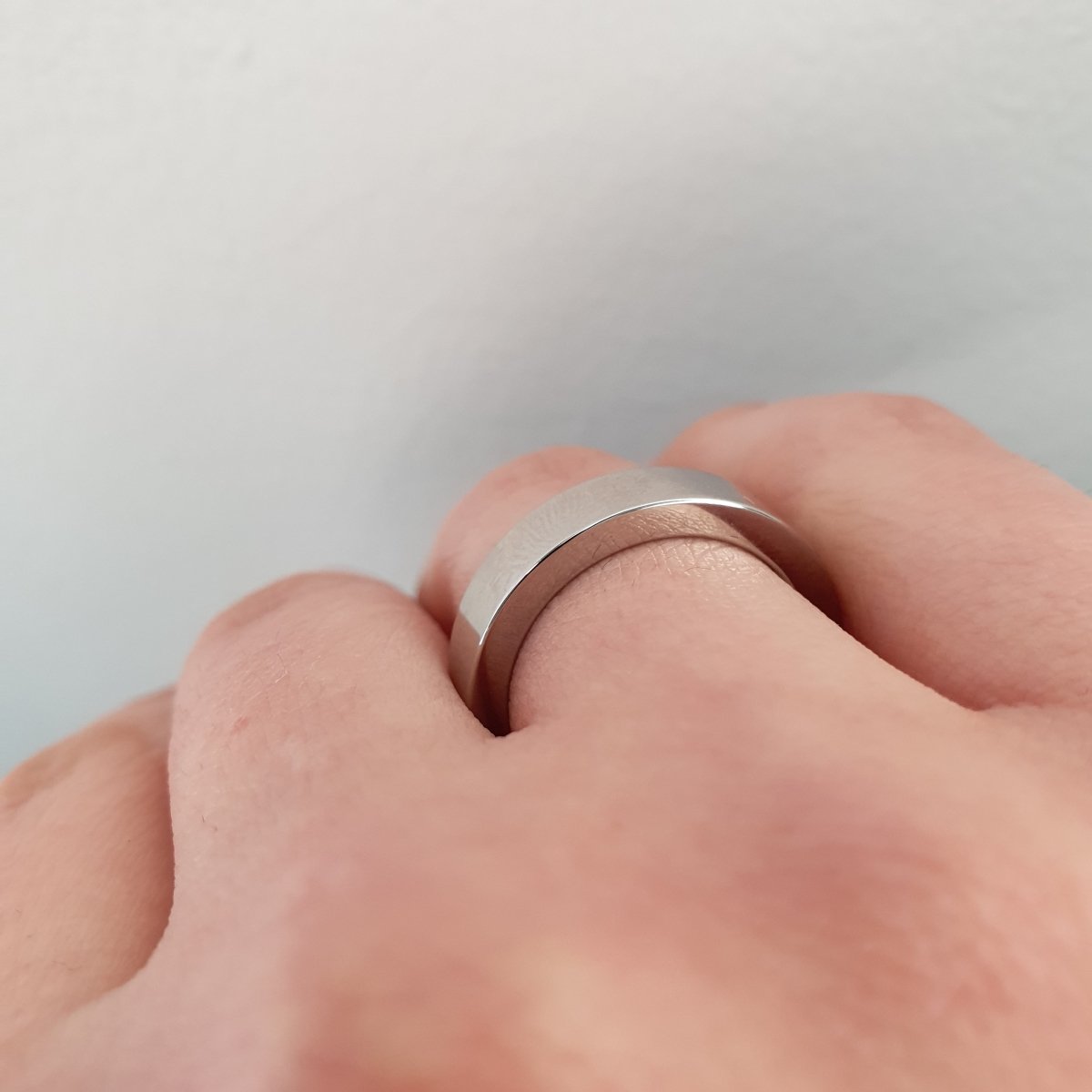 Ring i rostfritt stål blank, slät och kantig