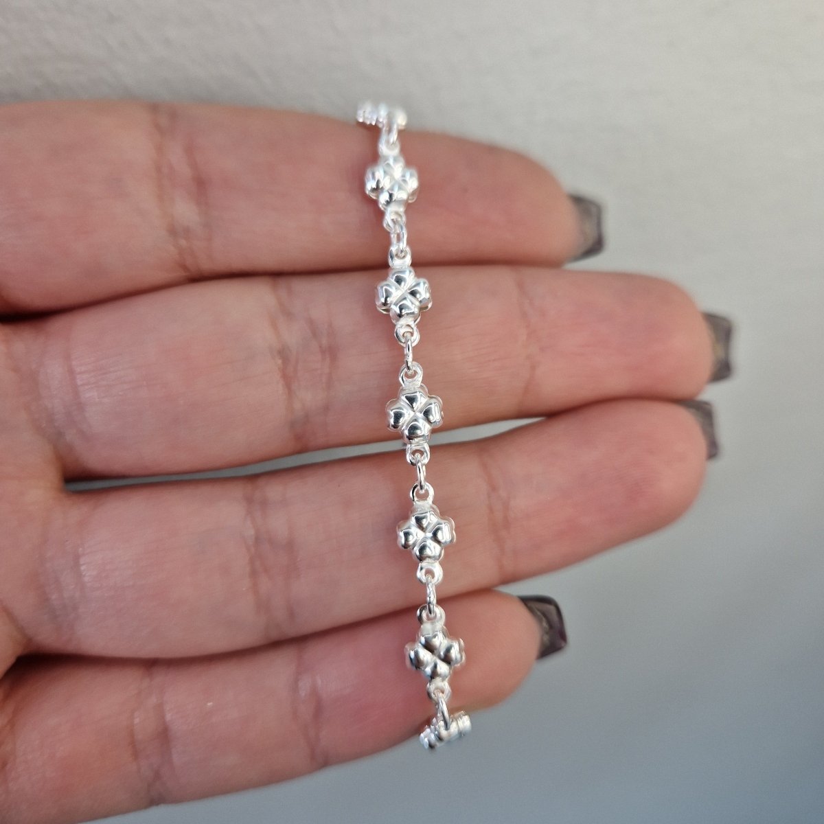 Barn armband med bulliga fyrklöver