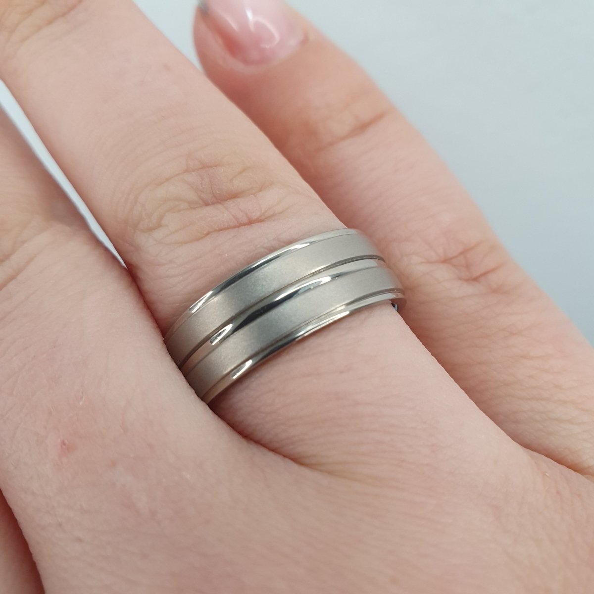 Förlovningsring i titan. Matt slipad