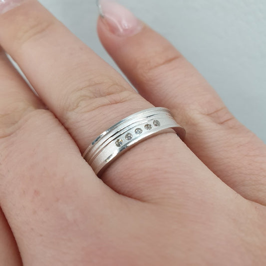 Förlovningsring i äkta silver mattpolerad med stenar