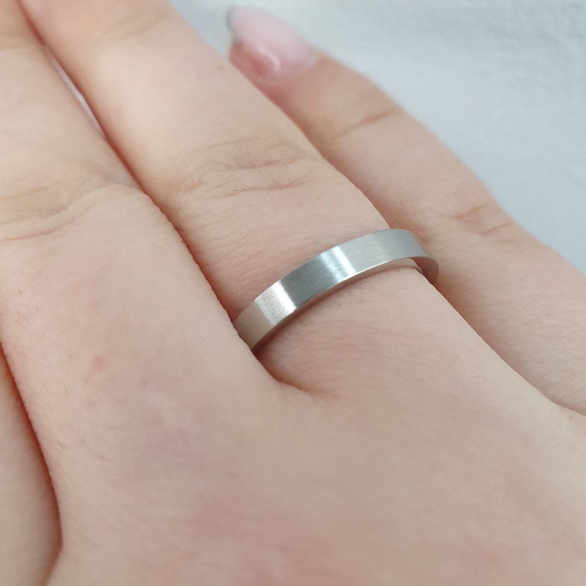 Förlovningsring i stål borstad matt kantig 