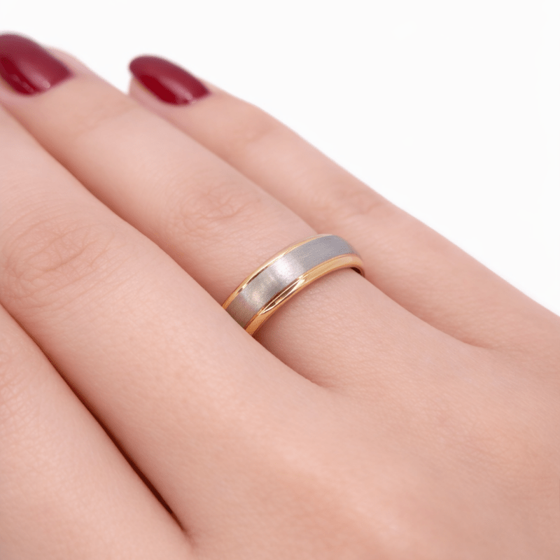 Förlovningsring i två färgat 18k guld