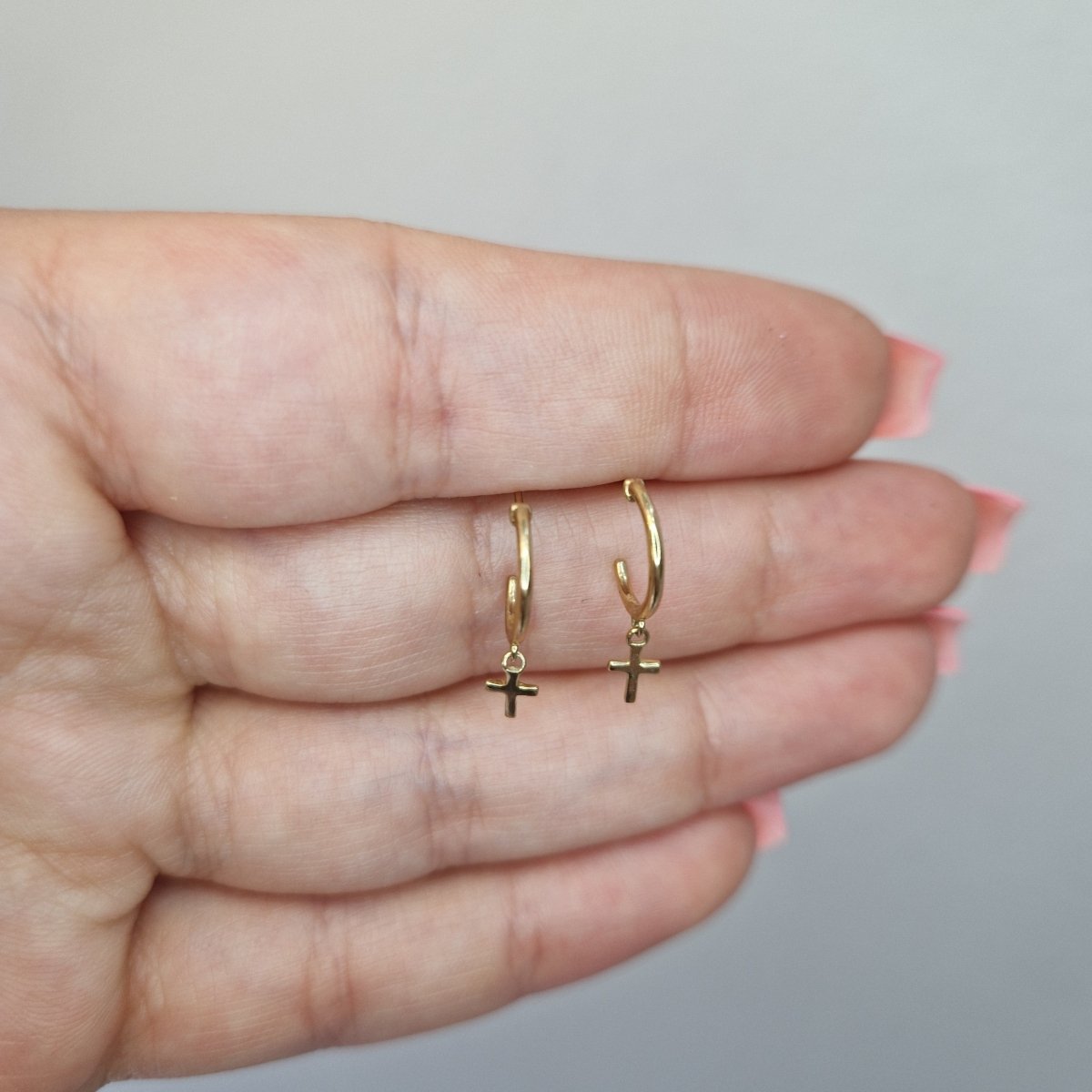 Halvcreoler med kors i äkta guld