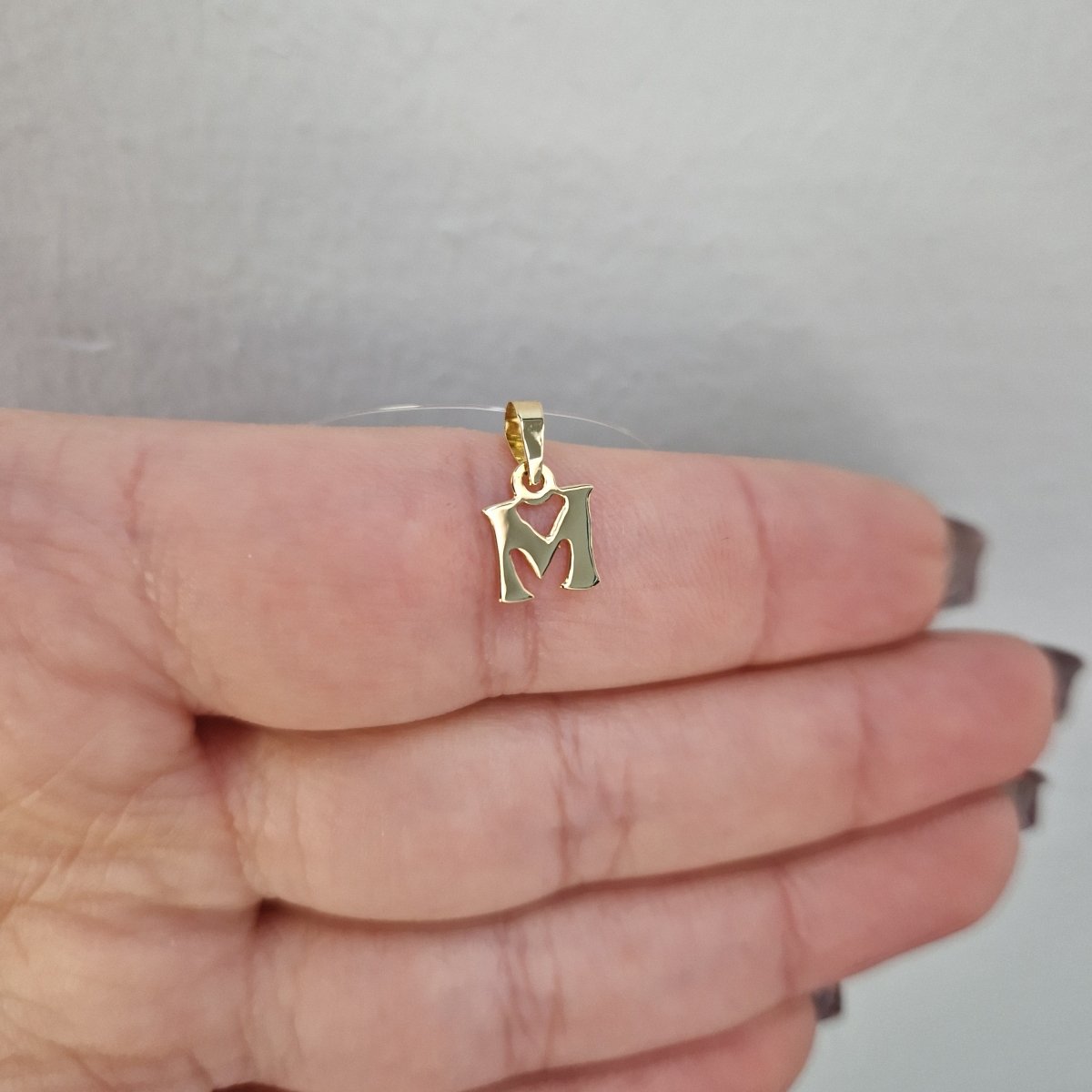 Hängsmycke bokstav M i 18k guld mindre