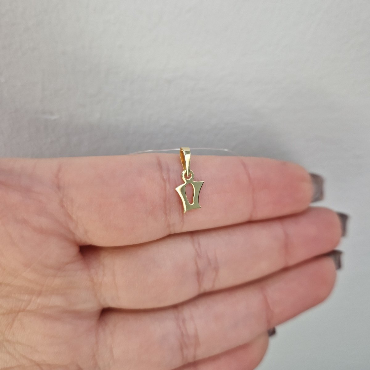 Hängsmycke bokstav V i 18k guld mindre
