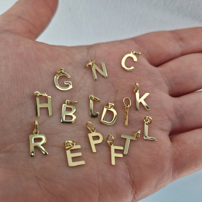 Hängsmycken bokstäver i 18k guld