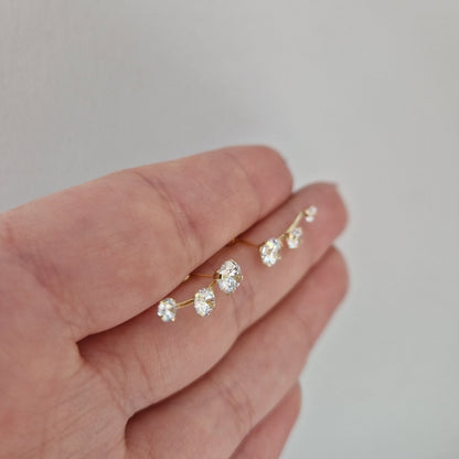 Örhänge tre cubic zirkonia kristaller i 18k guld